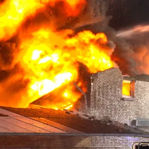 Der Brand in der Lagerhalle brach am frühen Freitagmorgen aus.