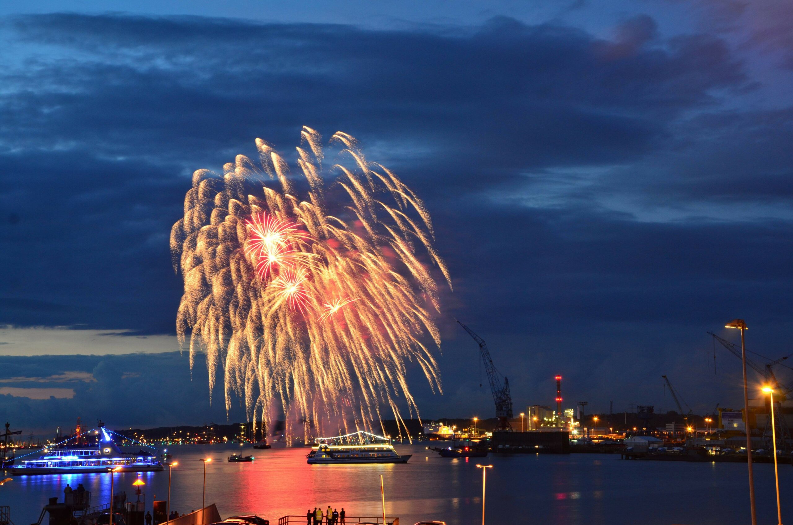 Bei einem Feuerwerk bei der Kieler Woche kam es zu gefährlichen Handlungen.