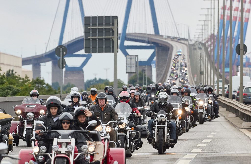 Teilnehmer der Hamburg Harley Days Parade 2024 fahren über die Köhlbrandbrücke.