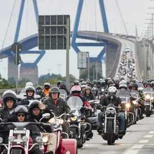 Teilnehmer der Hamburg Harley Days Parade 2024 fahren über die Köhlbrandbrücke.
