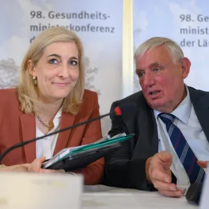Nina Warken (CDU), Bundesgesundheitsministerin, und Karl-Josef Laumann (CDU), Gesundheitsminister von Nordrhein-Westfalen, unterhalten sich nach Abschluss der Gesundheitsministerkonferenz auf einer Pressekonferenz.