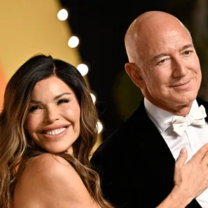 Lauren Sánchez und Jeff Bezos kommen zur Vanity Fair Oscar Party ins Wallis Annenberg Center for the Performing Arts.