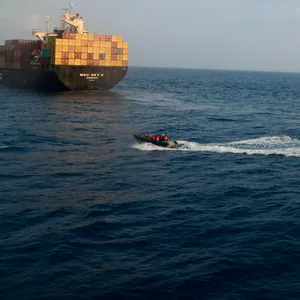 Löschteam des indischen Marineschiffs „INS Kolkata“, das auf ein Feuer auf dem unter liberianischer Flagge fahrenden Handelsschiff „MSC Sky II“ reagiert.