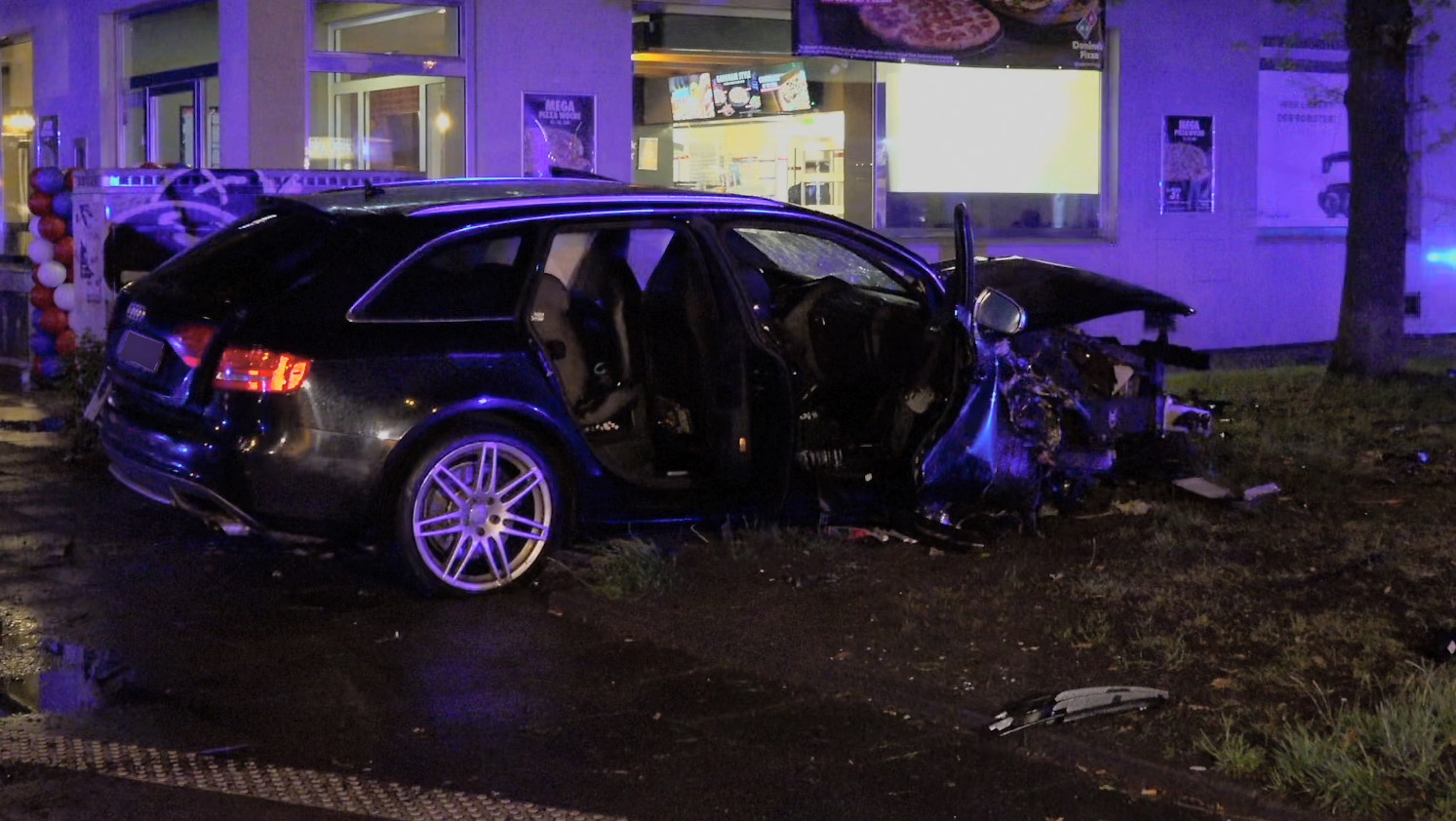 Der Audi wurde bei dem Unfall zerstört und musste abgeschleppt werden.