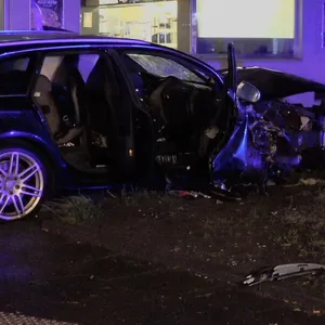 Der Audi wurde bei dem Unfall zerstört und musste abgeschleppt werden.