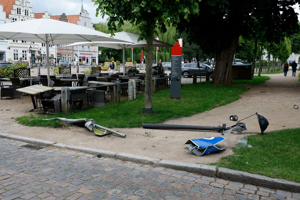Eine Laterne wurde umgefahren