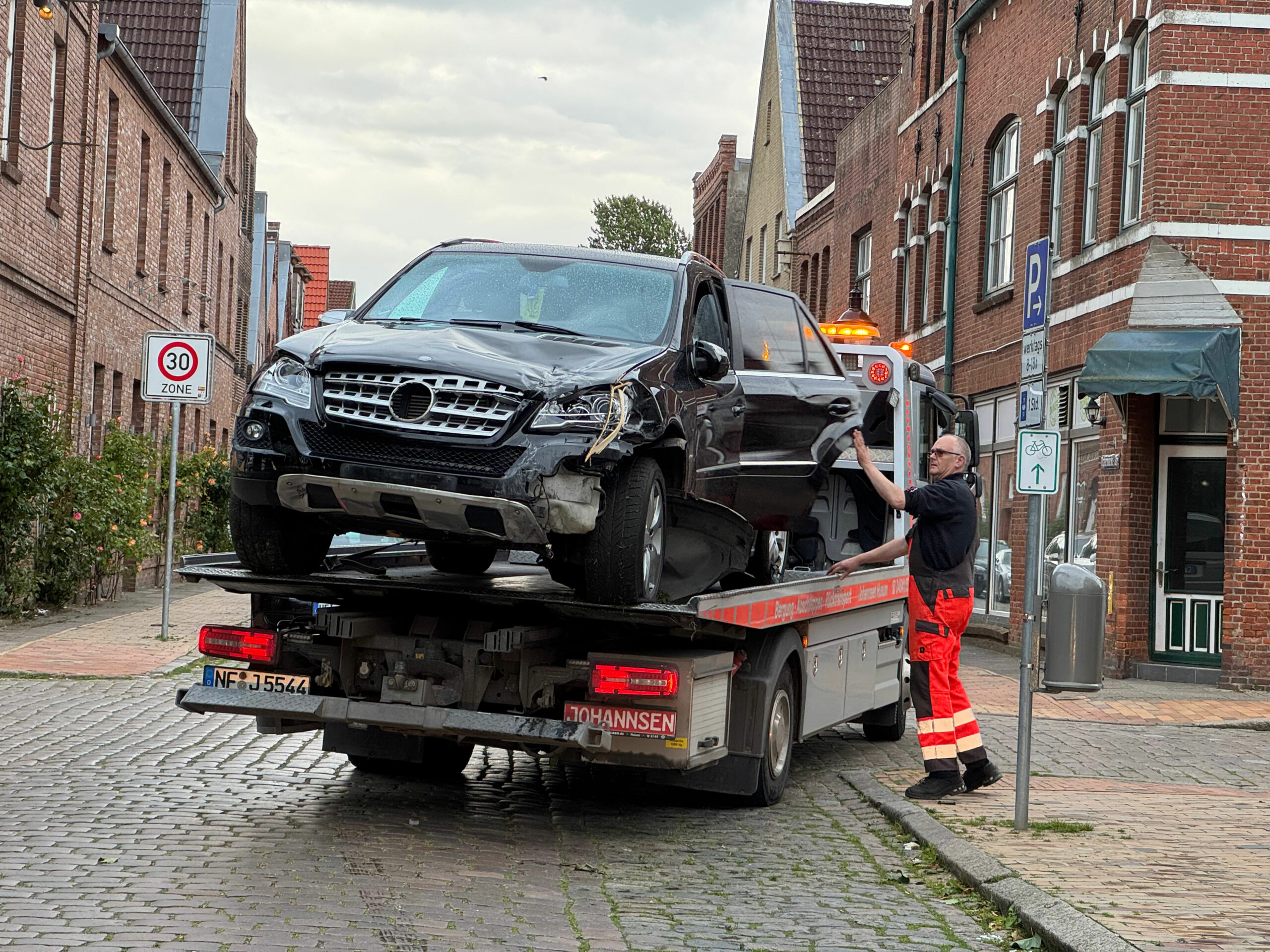 Auto auf Abschlepper