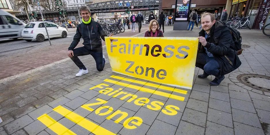 Der ehemalige Eimsbüttler Bezirkschef Kay Gätgens (SPD, links) präsentierte im Februar 2021 die „Fairness-Zone“ an der U-Bahn Hoheluftbrücke.