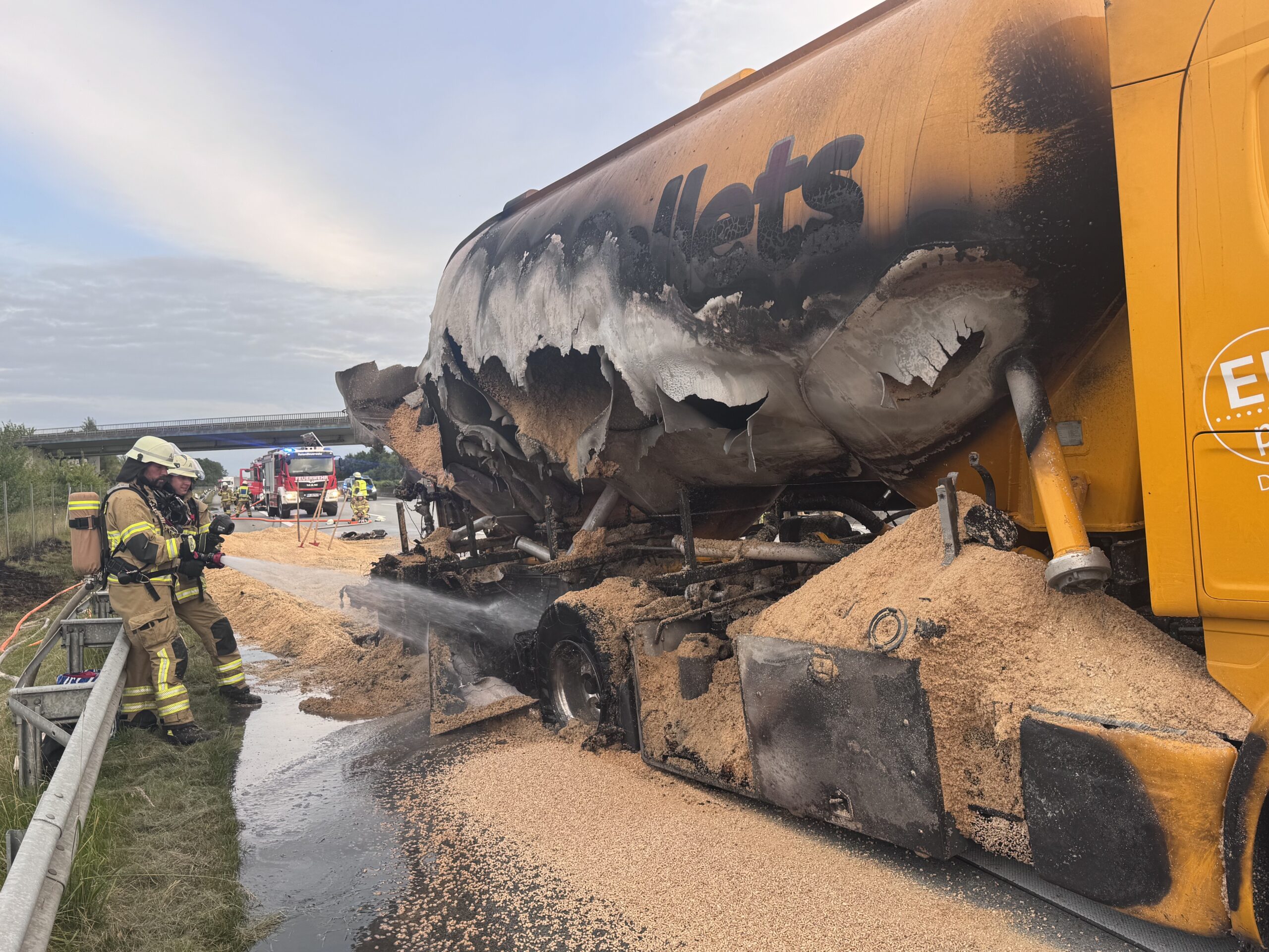 Lkw brennt auf A7 bei Hamburg – Hunderte Kilo Pellets auf der Fahrbahn