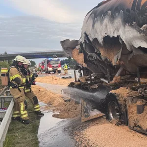 Lkw brennt auf A7 bei Hamburg – Hunderte Kilo Pellets auf der Fahrbahn