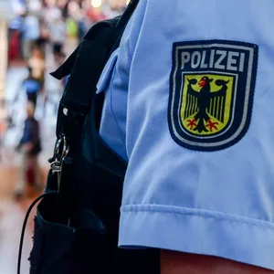 Bundespolizisten nahmen nach dem Diebstahl in der Wandelhalle einen Tatverdächtigen fest. (Symbolfoto)