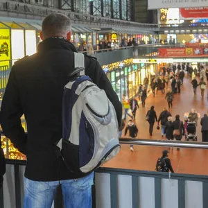 Zivilfahnder der Bundespolizei bei der Observation im Hamburger Hauptbahnhof. (Symbolfoto)