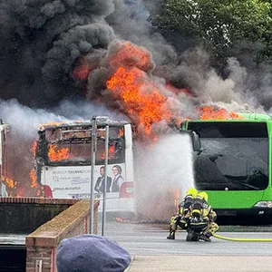 Brennende Busse in Schenefeld