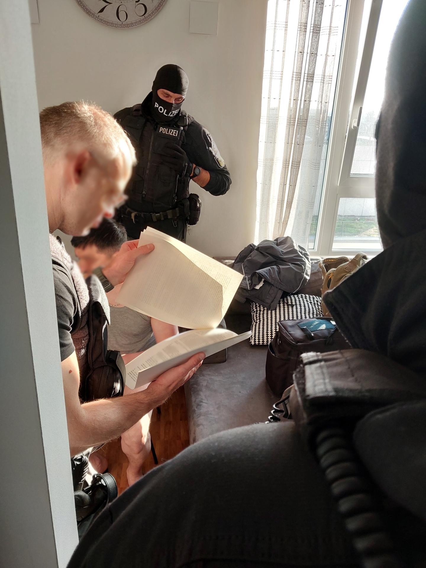 Bei der Razzia wurden insgesamt sechs Objekte durchsucht.