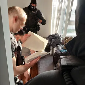 Bei der Razzia wurden insgesamt sechs Objekte durchsucht.