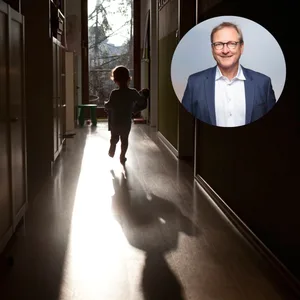 Ein Mann im Anzug und ein kleines Kind in düsterer Atmosphäre