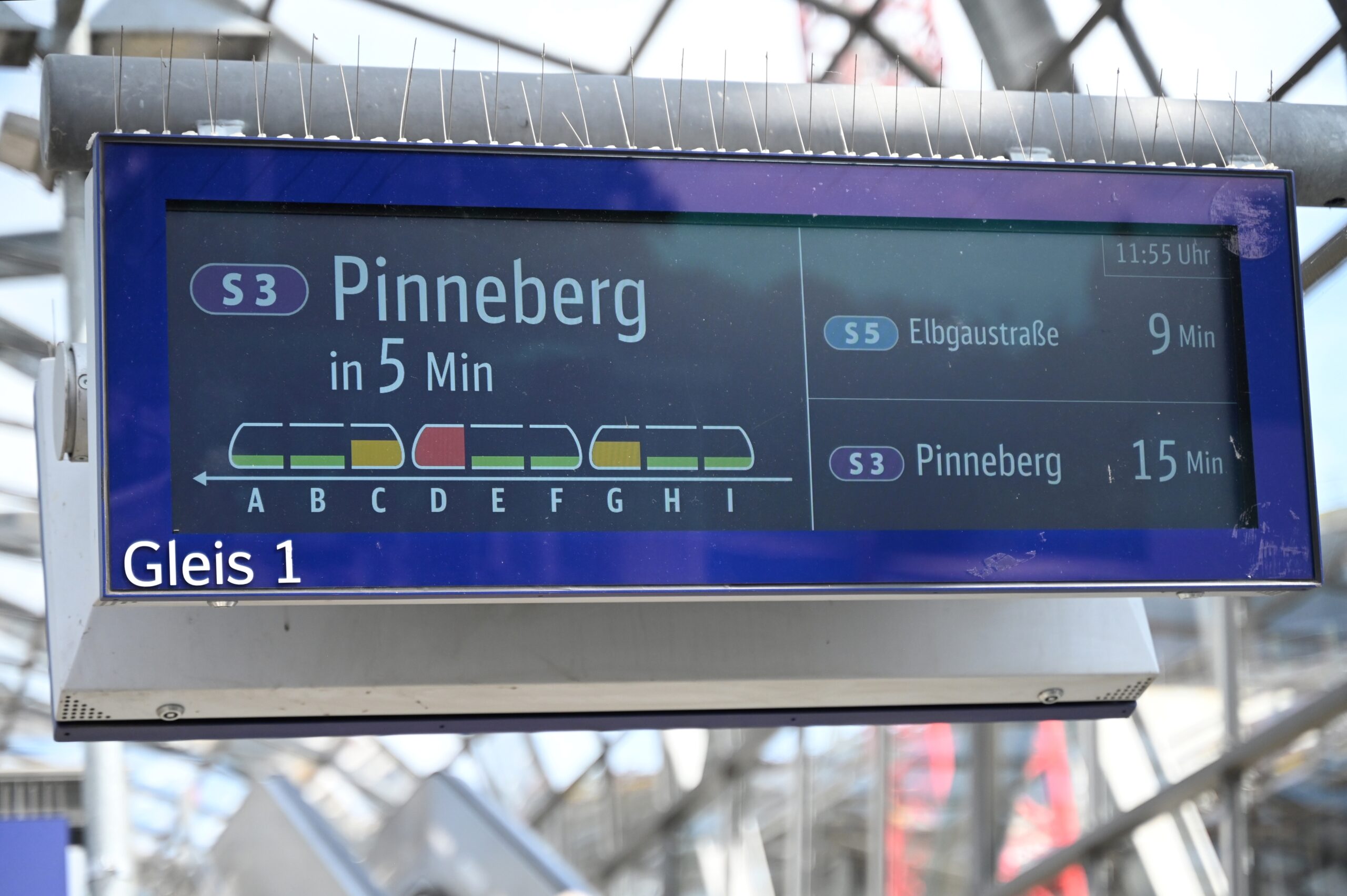 Eine Auslastungsanzeige an der Hamburger S-Bahn-Station Elbbrücken.