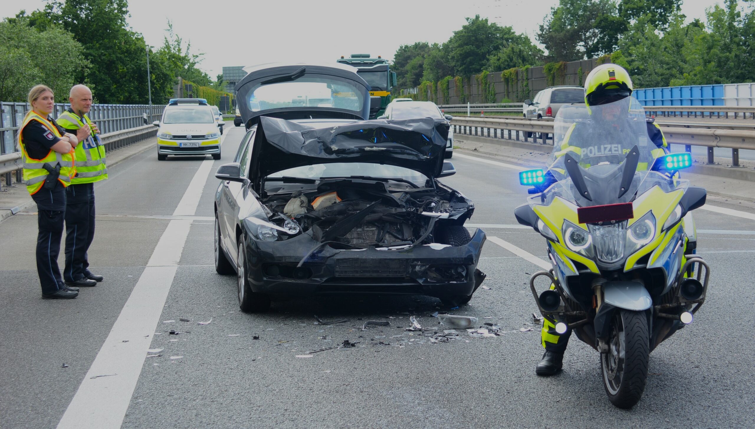 Das Wrack eines völlig demolierten BMW steht nach dem Crash auf der A25.