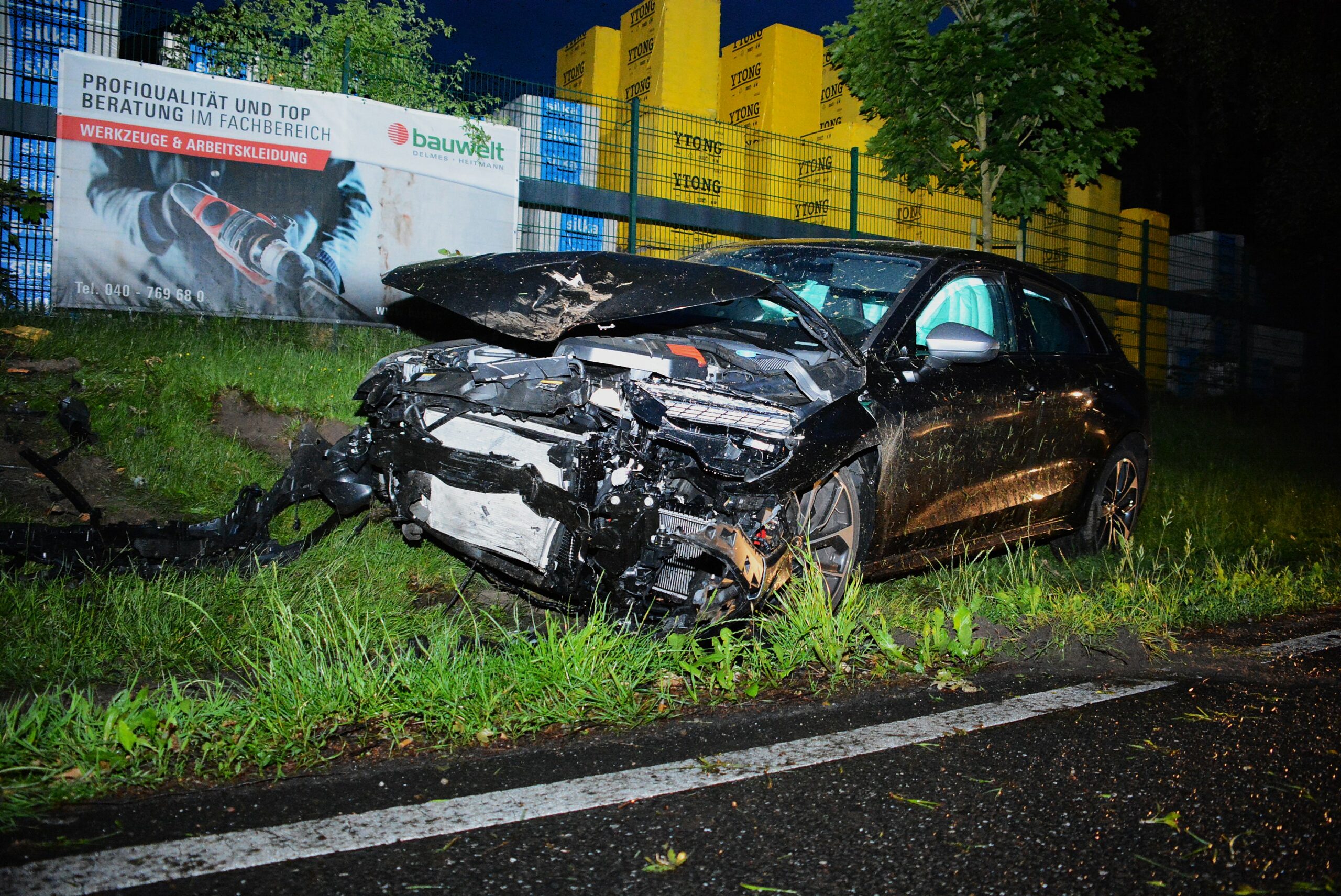 Obwohl der Audi stark in Mitleidenschaft gezogen wurde, blieben die Insassen unverletzt.