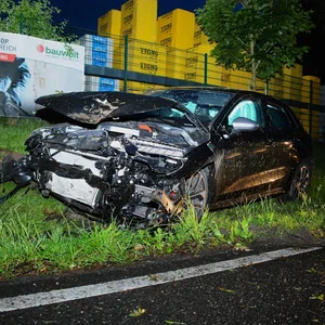Obwohl der Audi stark in Mitleidenschaft gezogen wurde, blieben die Insassen unverletzt.