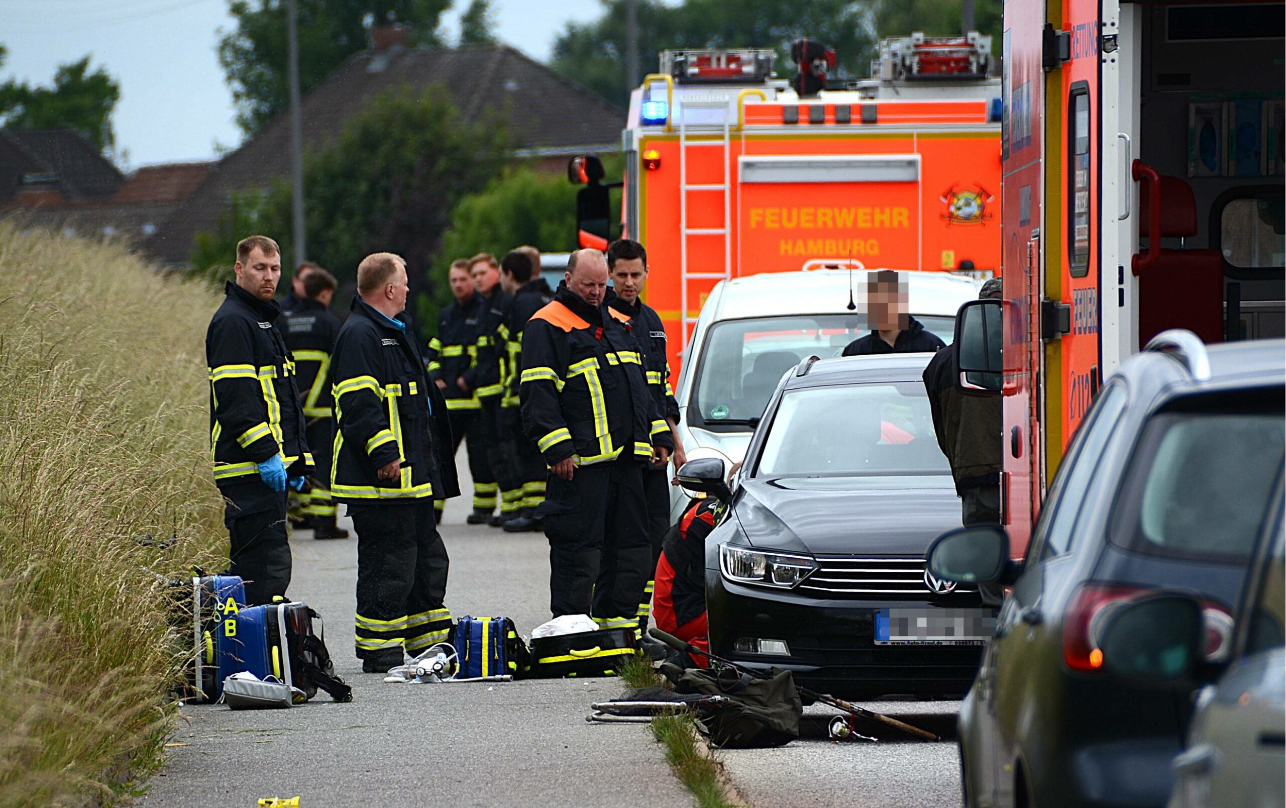 Einsatzkräfte der Feuerwehr am Unfallort in Hamburg-Kirchwerder.