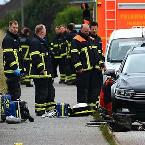 Einsatzkräfte der Feuerwehr am Unfallort in Hamburg-Kirchwerder.