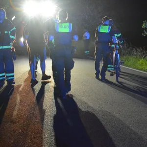Autofahrer entdeckt in Ochsenwerder leblosen Mann auf der Straße – doch der war nur betrunken eigeschlafen
