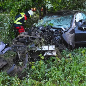 Mercedes-Fahrer kommt bei Schwarzenbek von der Straße ab und kracht gegen mehrere Bäume
