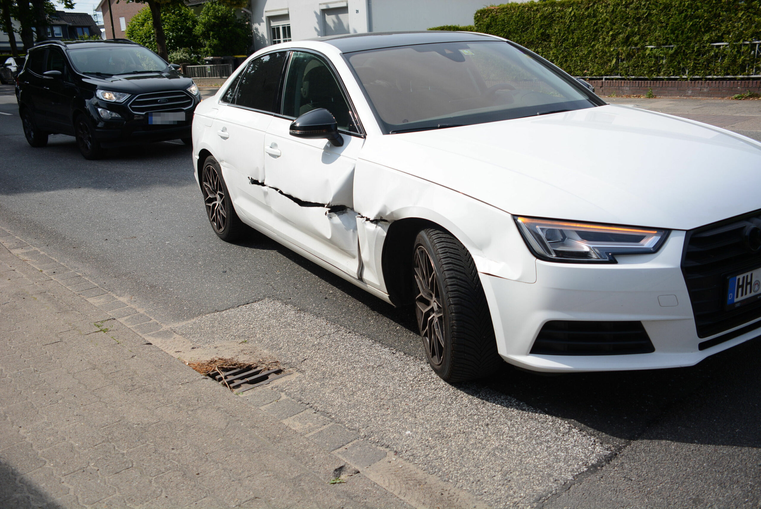 Ein weißer Audi ist an der Längsseite aufgeschlitzt.