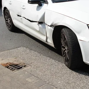 Ein weißer Audi ist an der Längsseite aufgeschlitzt.