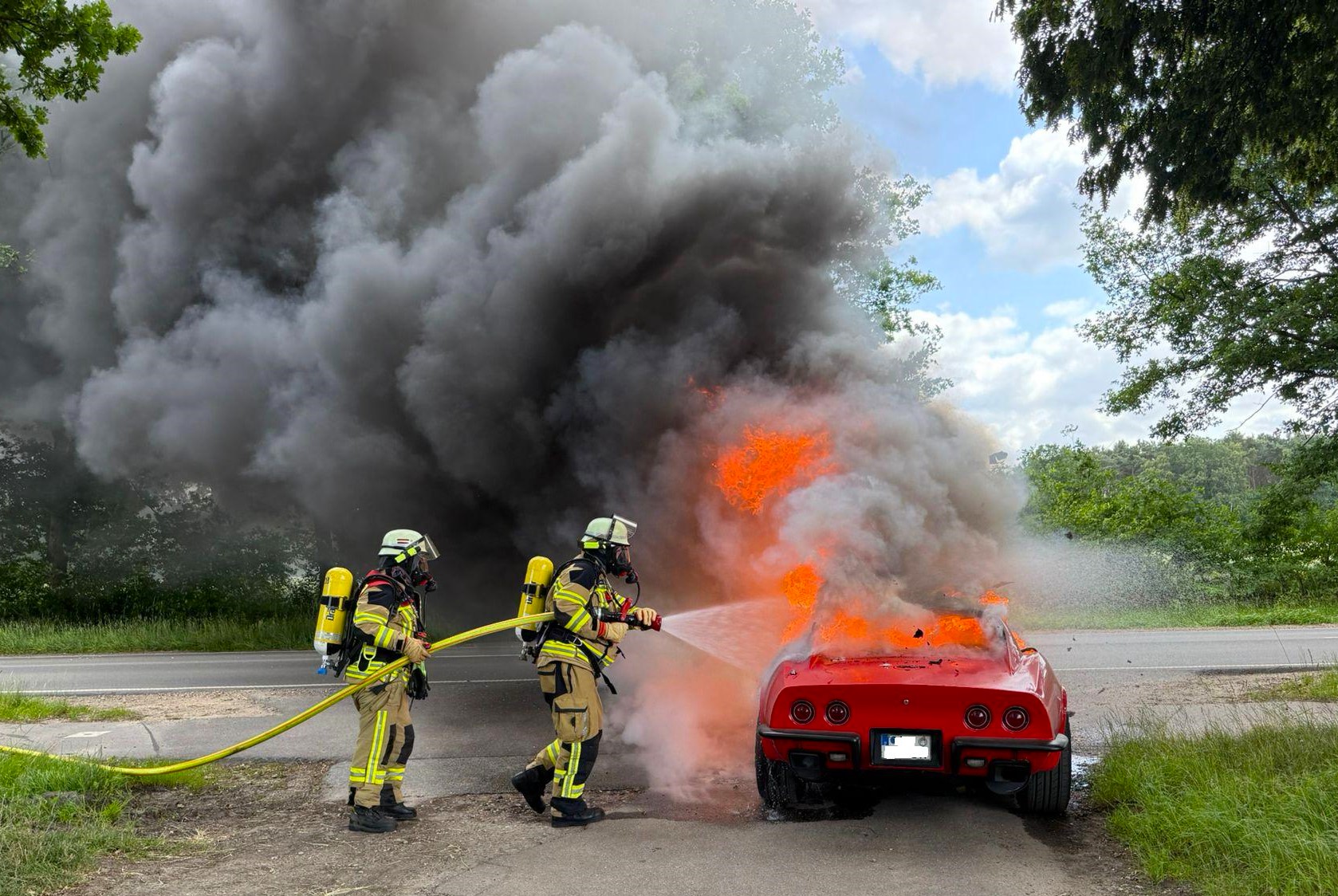 Eine rote Chevrolet Corvette brannte vollständig aus.