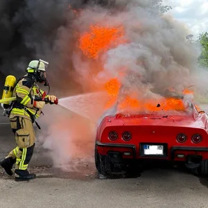 Eine rote Chevrolet Corvette brannte vollständig aus.