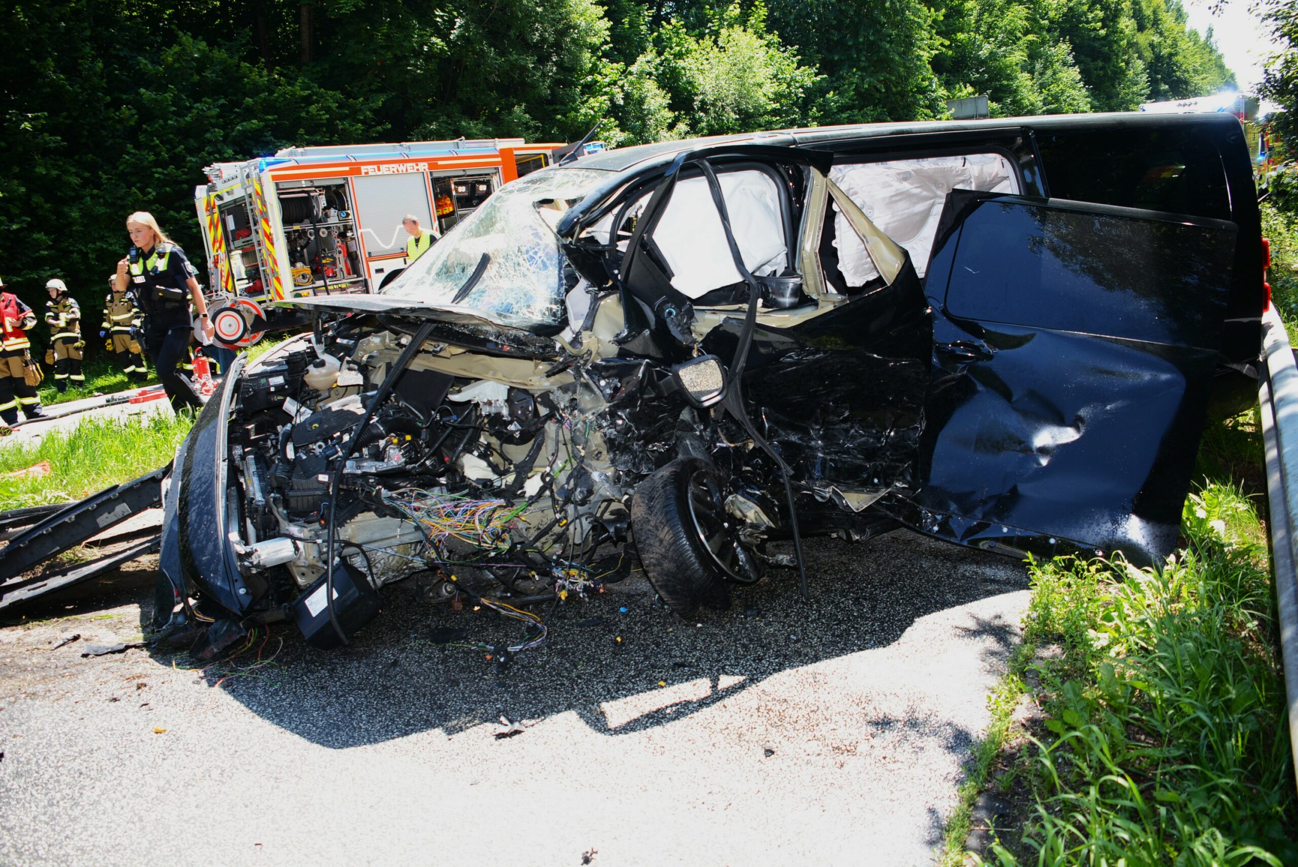 Der völlig zerstörte Kleinbus am Unfallort in Ahrensburg.