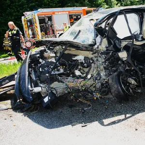 Der völlig zerstörte Kleinbus am Unfallort in Ahrensburg.