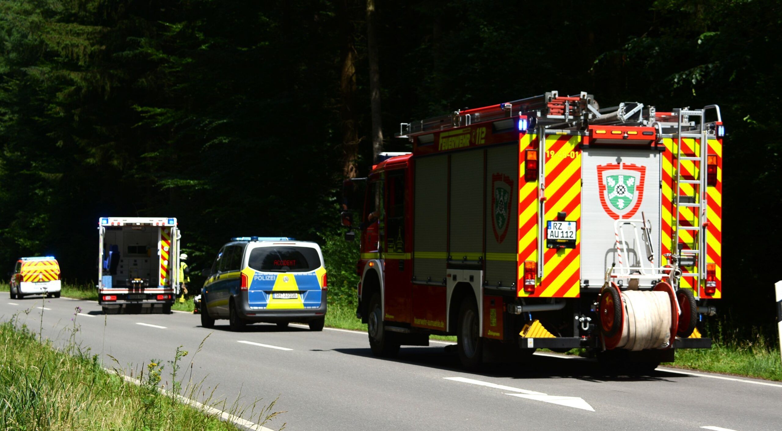 Ein Feuerwehrwagen steht am Straßenrand.