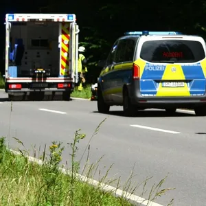 Ein Feuerwehrwagen steht am Straßenrand.