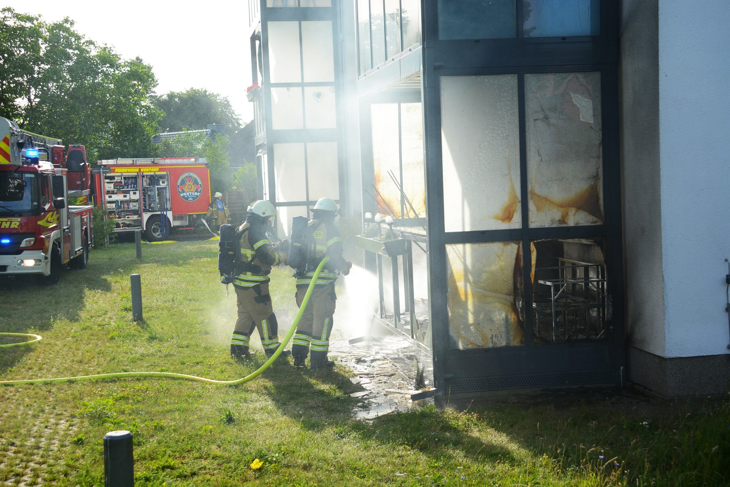 Feuerwehr löscht Balkonbrand