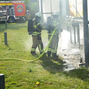 Feuerwehr löscht Balkonbrand