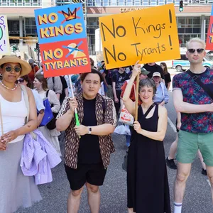 Menschen halten in Hamburg Demonstrationsschilder mit der Aufschrift „No Kings, No Tyrants“ hoch.