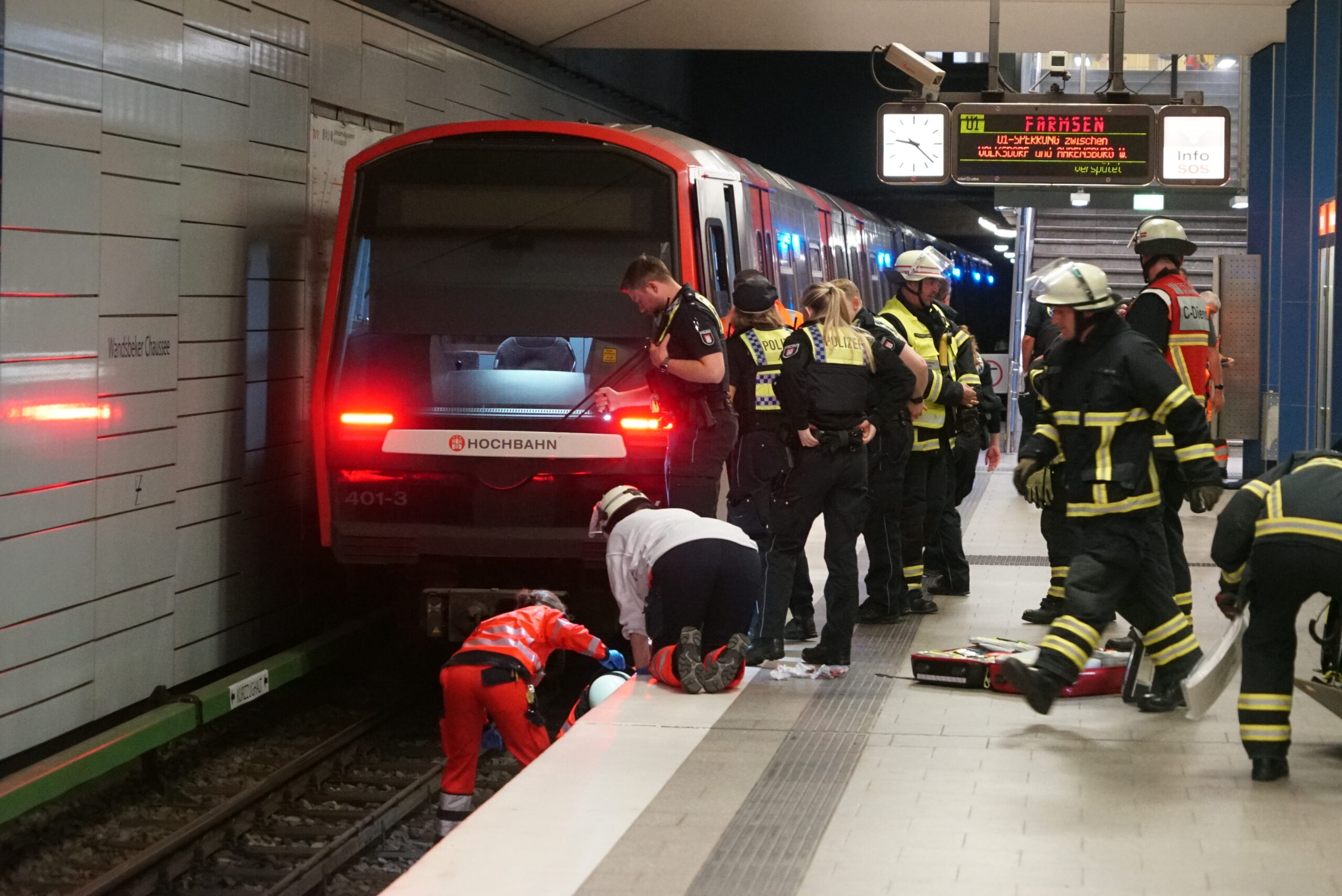 Eine Frau war am Freitagvormittag ins Gleis gestürzt und eingeklemmt worden.