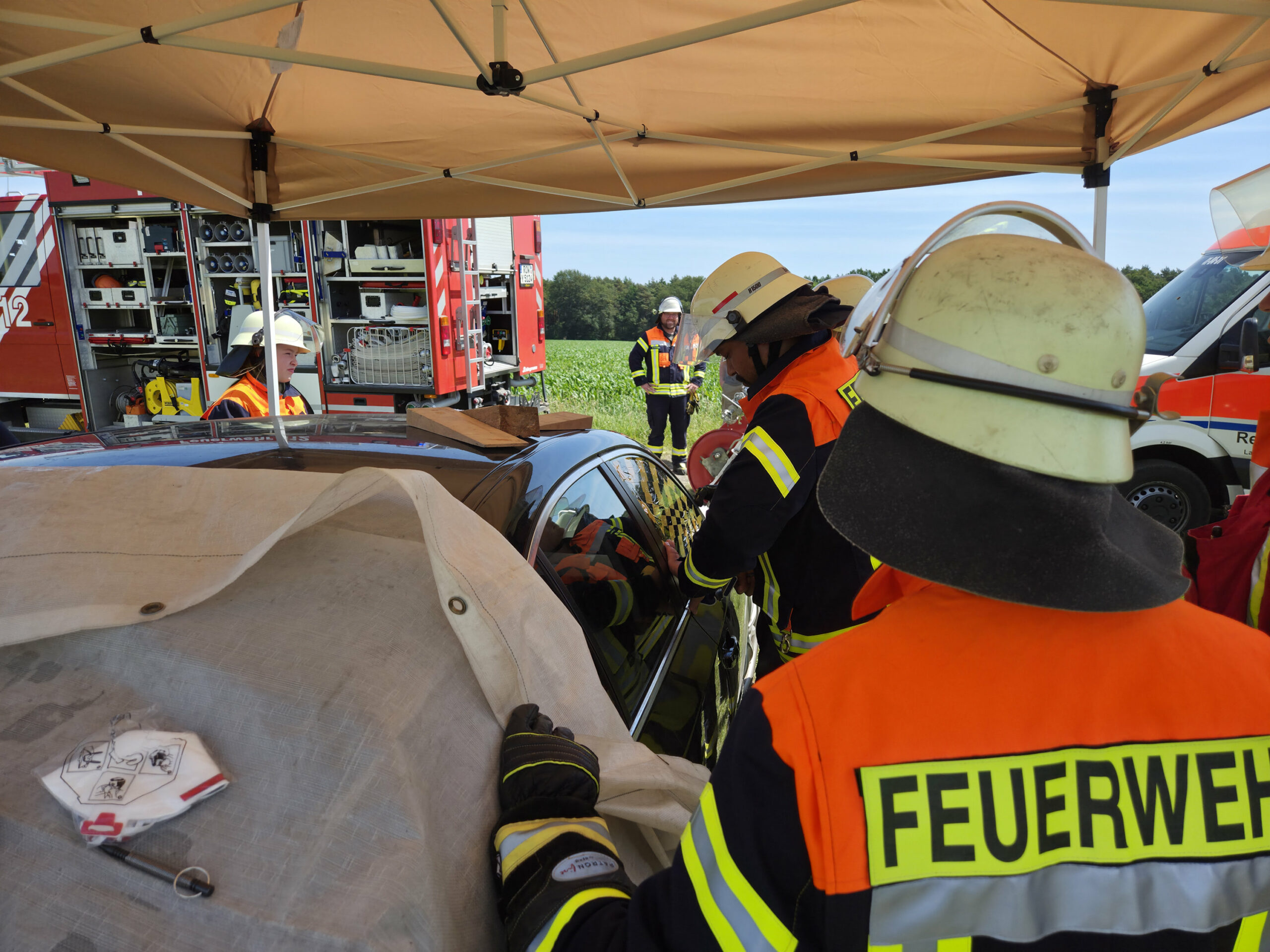 Als sich die Türen des BMW nicht mehr öffnen ließen, riefen die Eltern die Feuerwehr zur Hilfe.