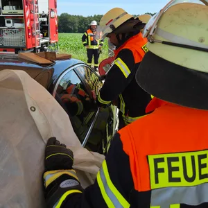 Als sich die Türen des BMW nicht mehr öffnen ließen, riefen die Eltern die Feuerwehr zur Hilfe.