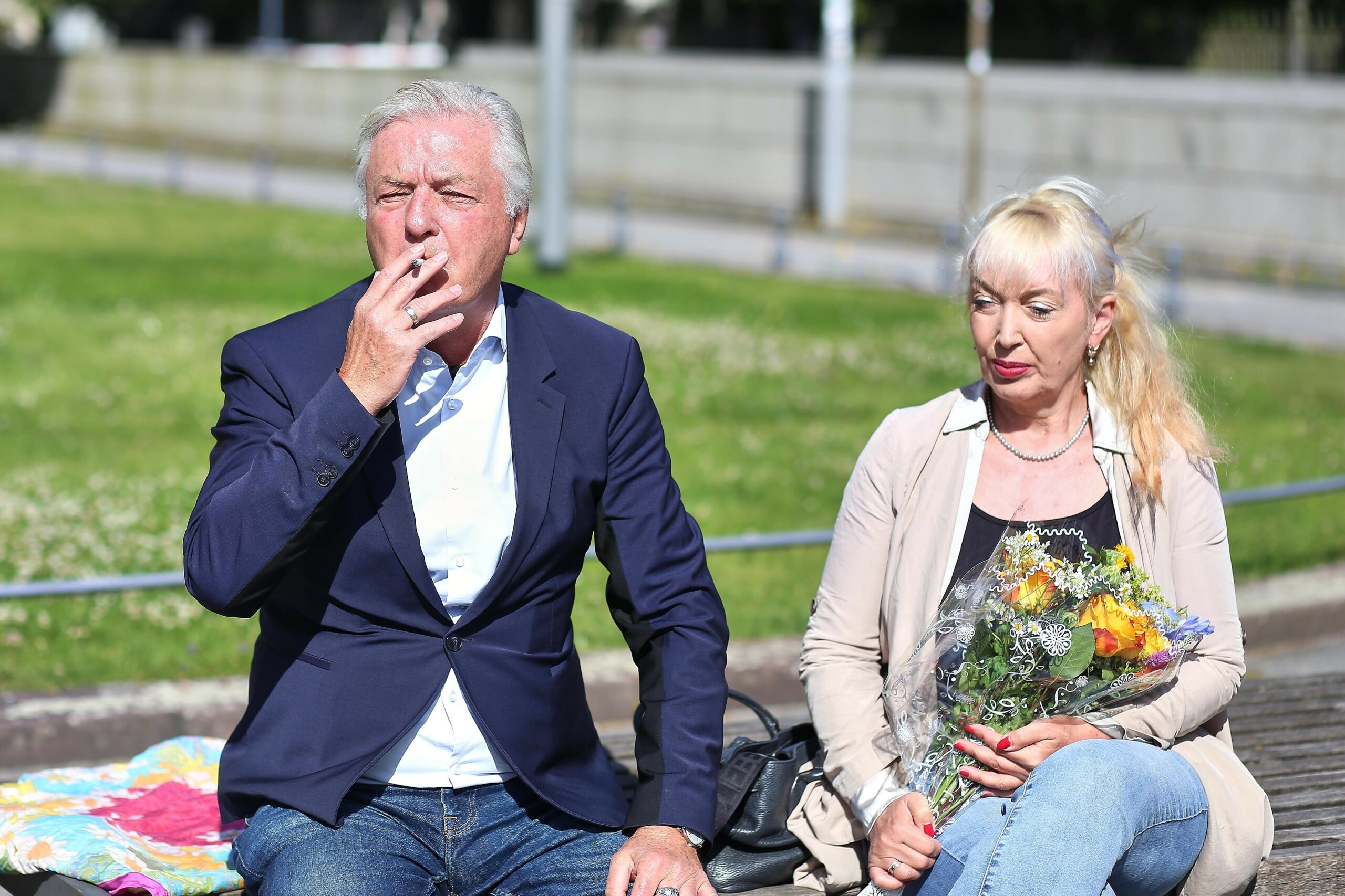 Hochzufrieden: Jürgen Elsässer, Chefredakteur des rechtsextremen Magazins „Compact“, und seine Ehefrau Stephanie vor dem Bundesverwaltungsgericht in Leipzig.