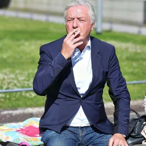 Hochzufrieden: Jürgen Elsässer, Chefredakteur des rechtsextremen Magazins „Compact“, und seine Ehefrau Stephanie vor dem Bundesverwaltungsgericht in Leipzig.