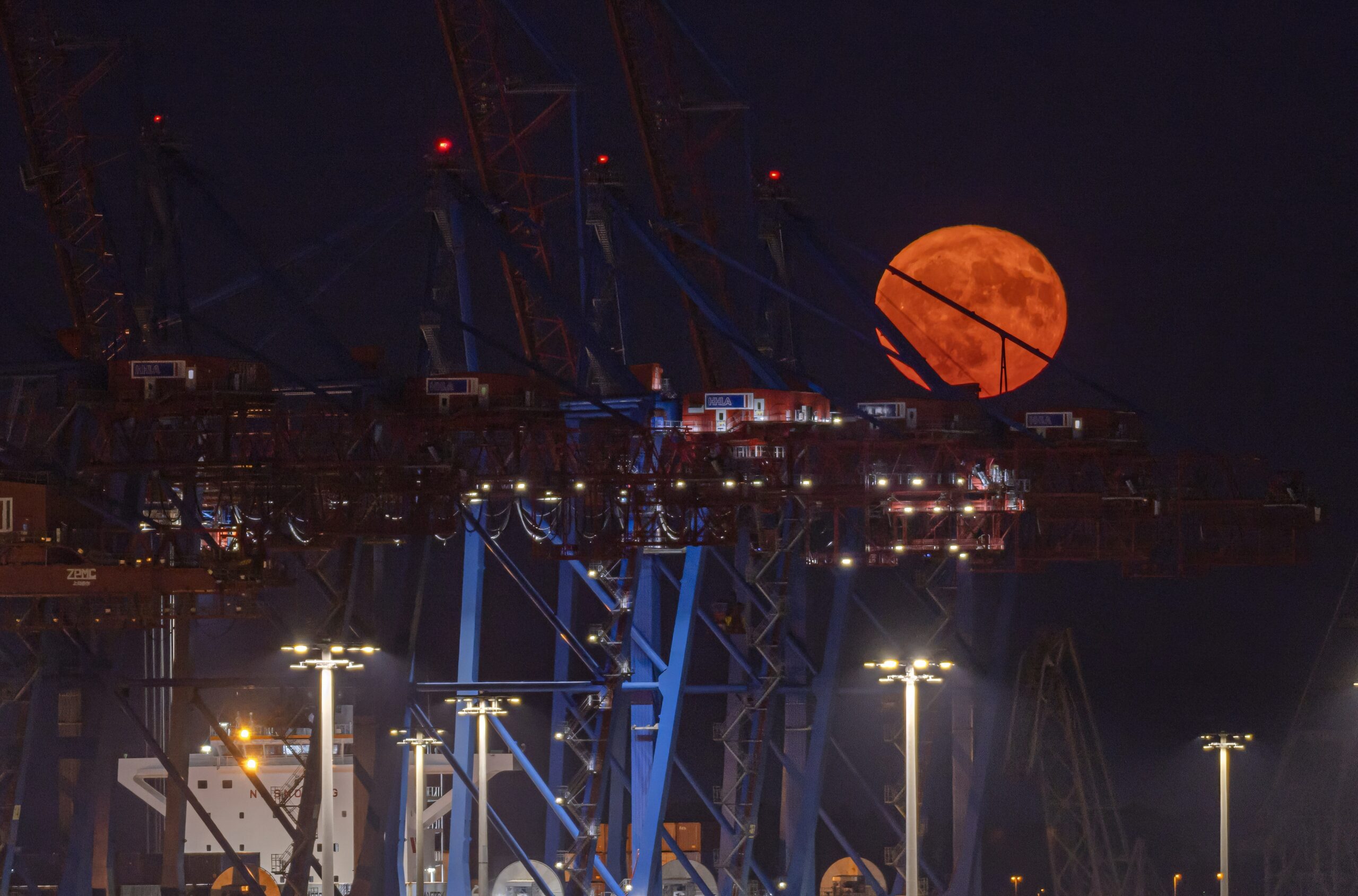 Der Erdbeermond im am 11. Juni 2025 über dem Hamburger Hafen.