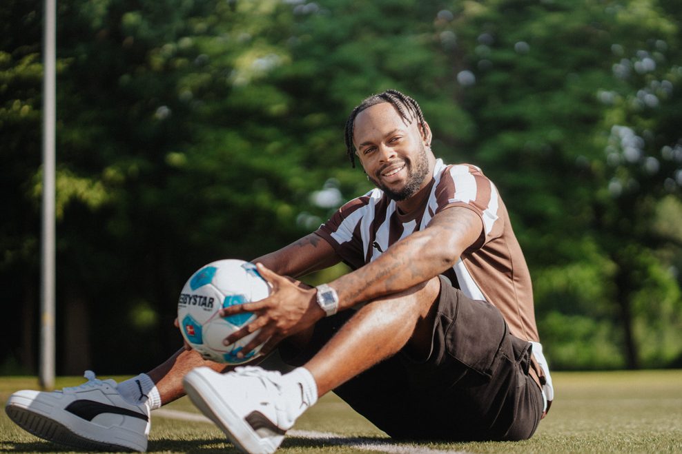 Ricky-Jade Jones posiert am Trainingsgelände des FC St. Pauli an der Kollaustraße