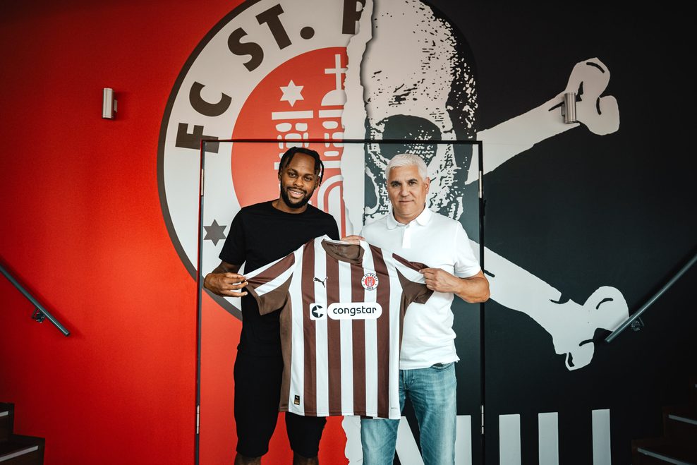 St. Pauli-Sportchef Andreas Bornemann mit Ricky-Jade Jones