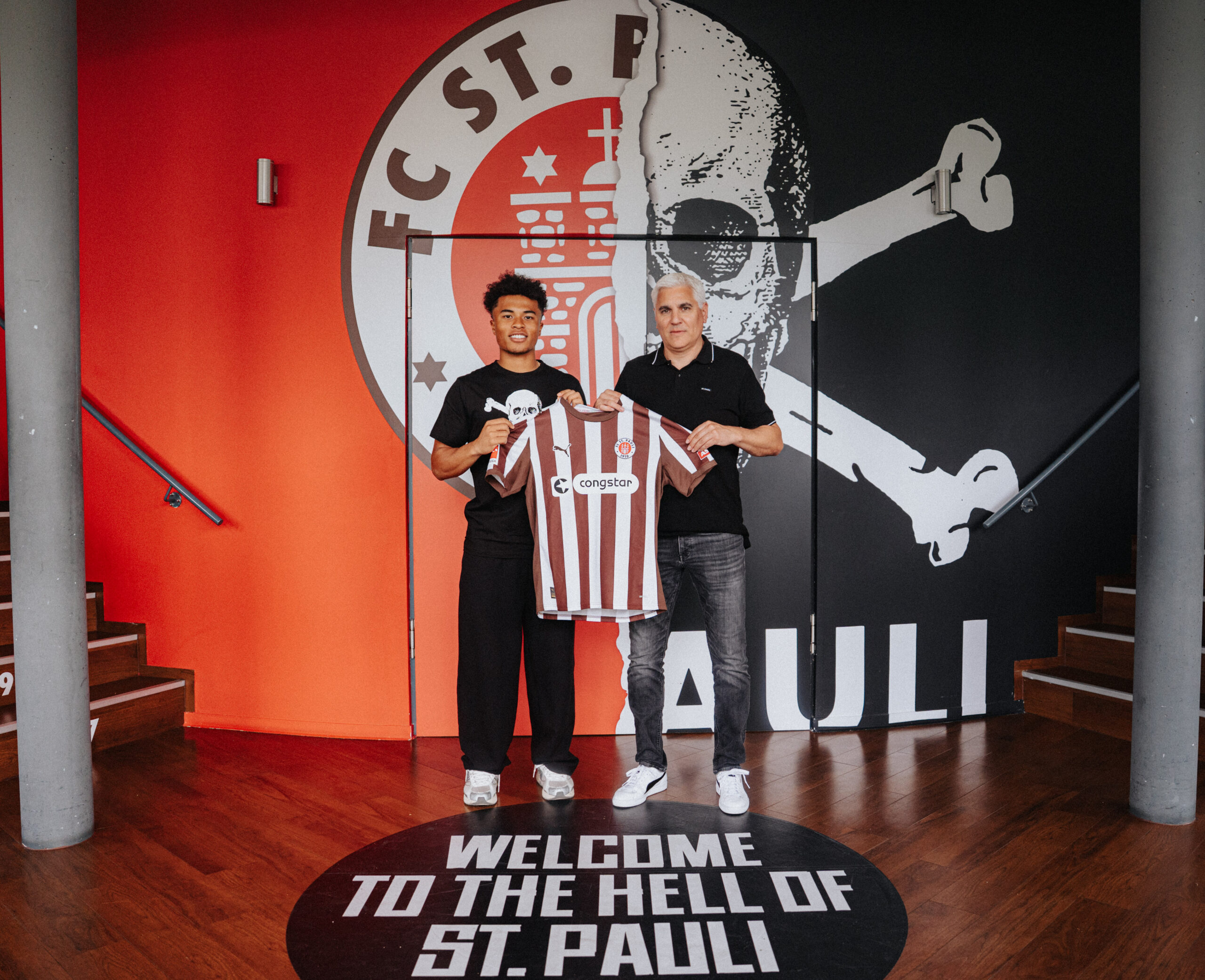 Andreas Bornemann begrüßt Joel Chima Fujita beim FC St. Pauli