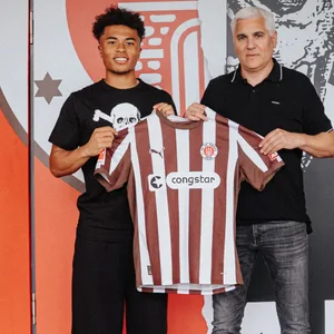 Andreas Bornemann begrüßt Joel Chima Fujita beim FC St. Pauli