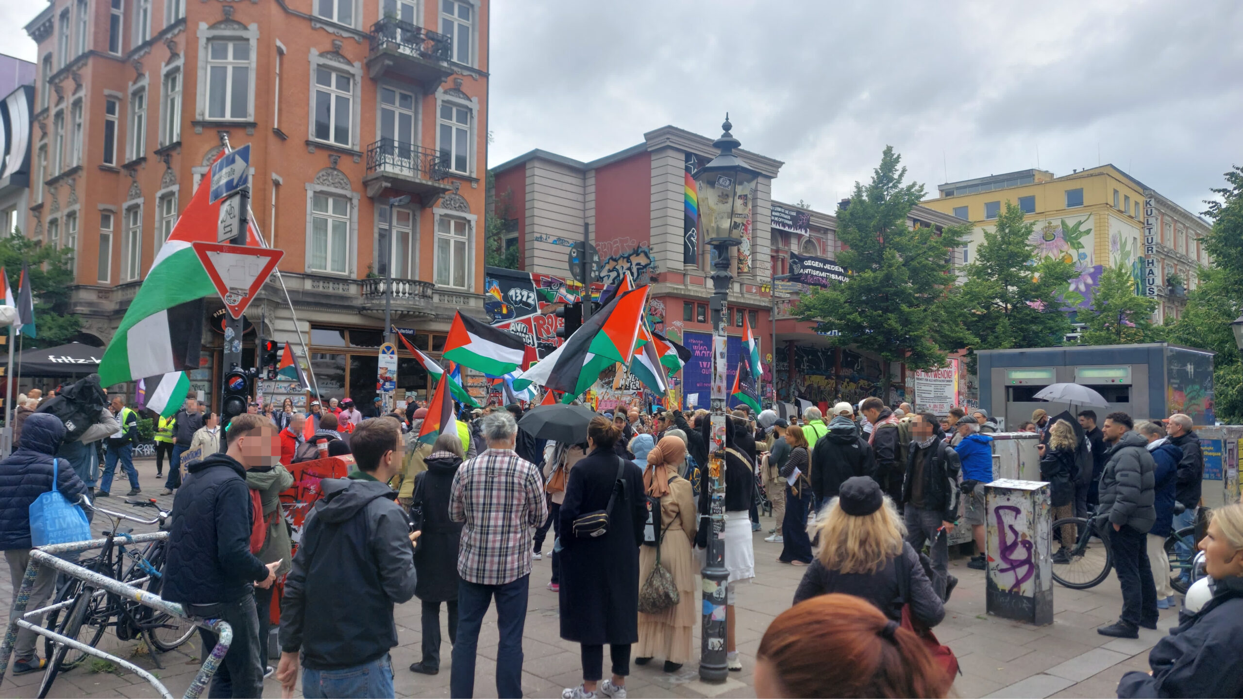 Demonstranten vor der Roten Flora